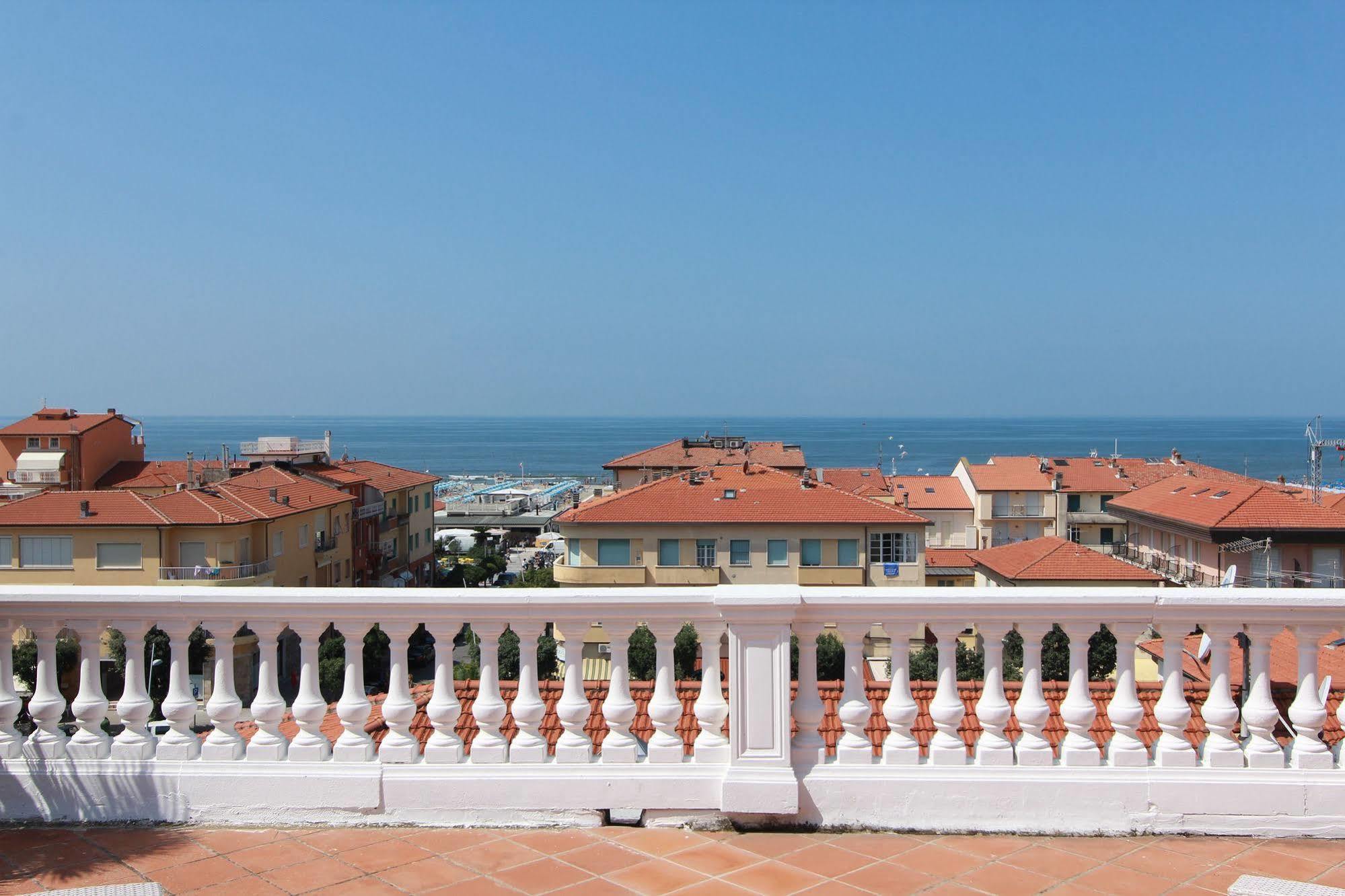 Hotel Regina Lido di Camaiore Exteriör bild